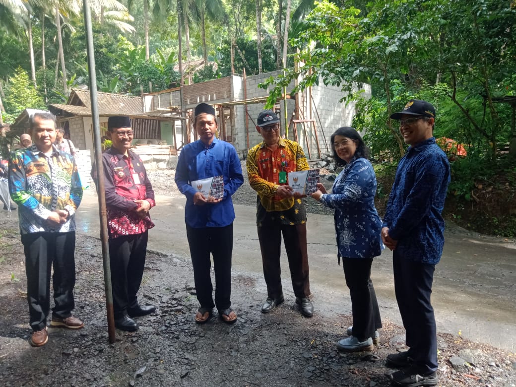 Penyerahan Bantuan RTLH dari Baznas Kulon Progo